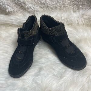Stuart Weitzman Leather Black Suede ankle Boots with brown faux fur trim SZ7